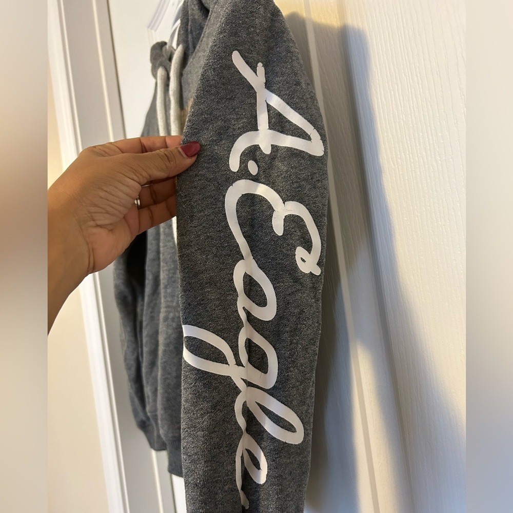 ✨ American Eagle Gray Hoodie w/ Gold “7” Graphic - Picture 4 of 4